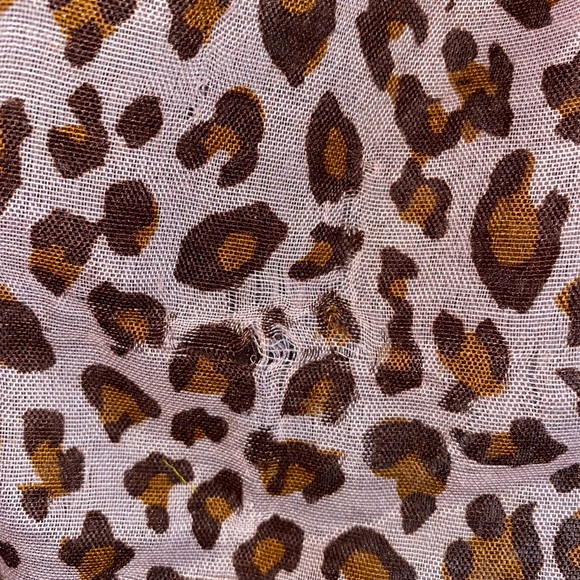 Bloomingdale’s Pink Leopard Cheetah Print Circle Scarf - Picture 3 of 3